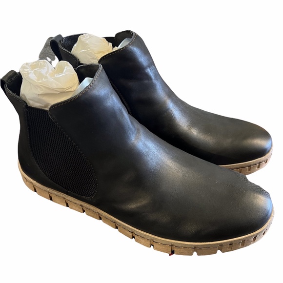 BORN Salado (Never Worn) - Picture 2 of 6